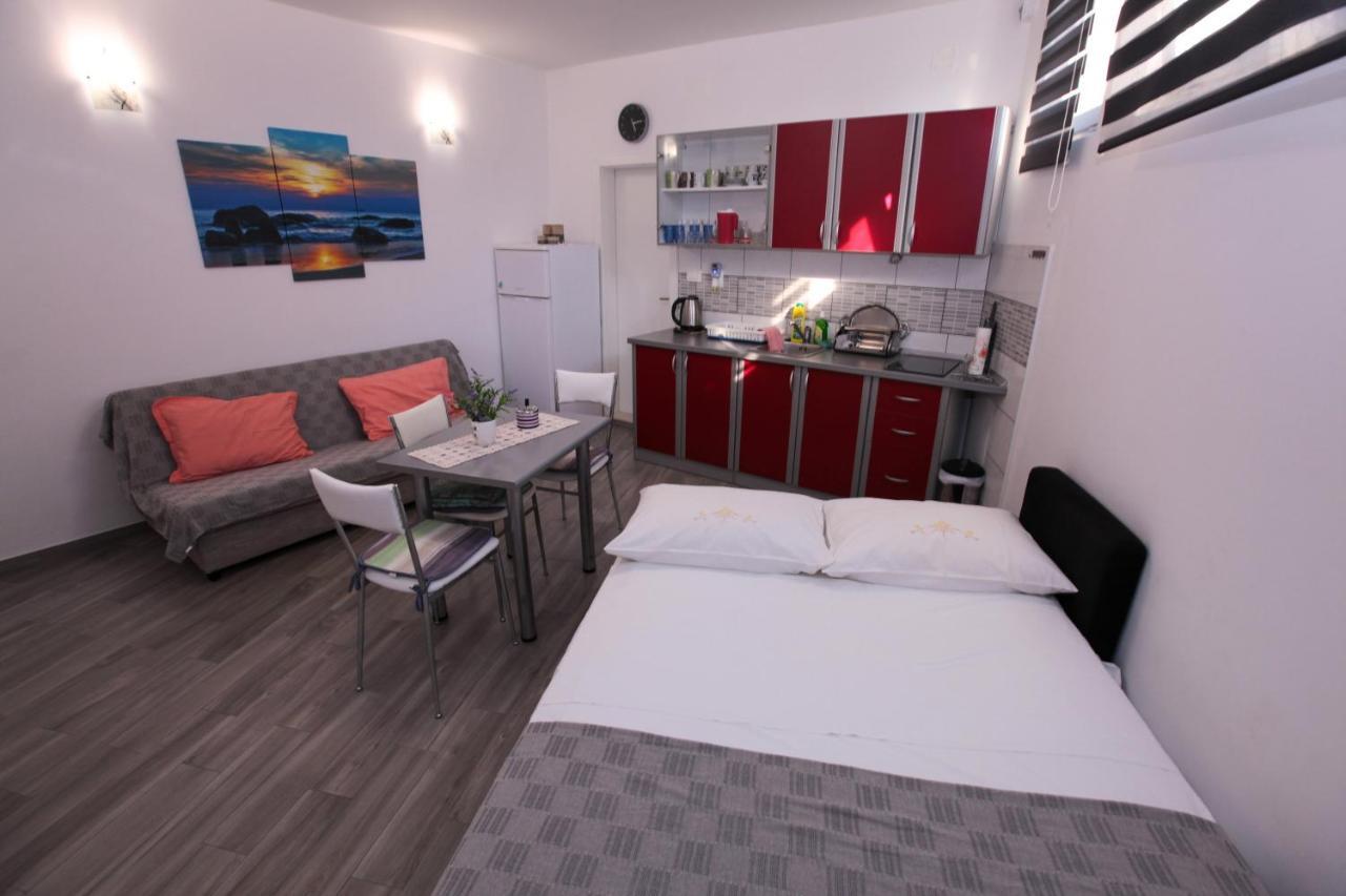 Apartments Damjan Brist Esterno foto