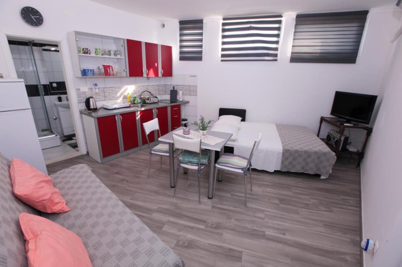 Apartments Damjan Brist Esterno foto